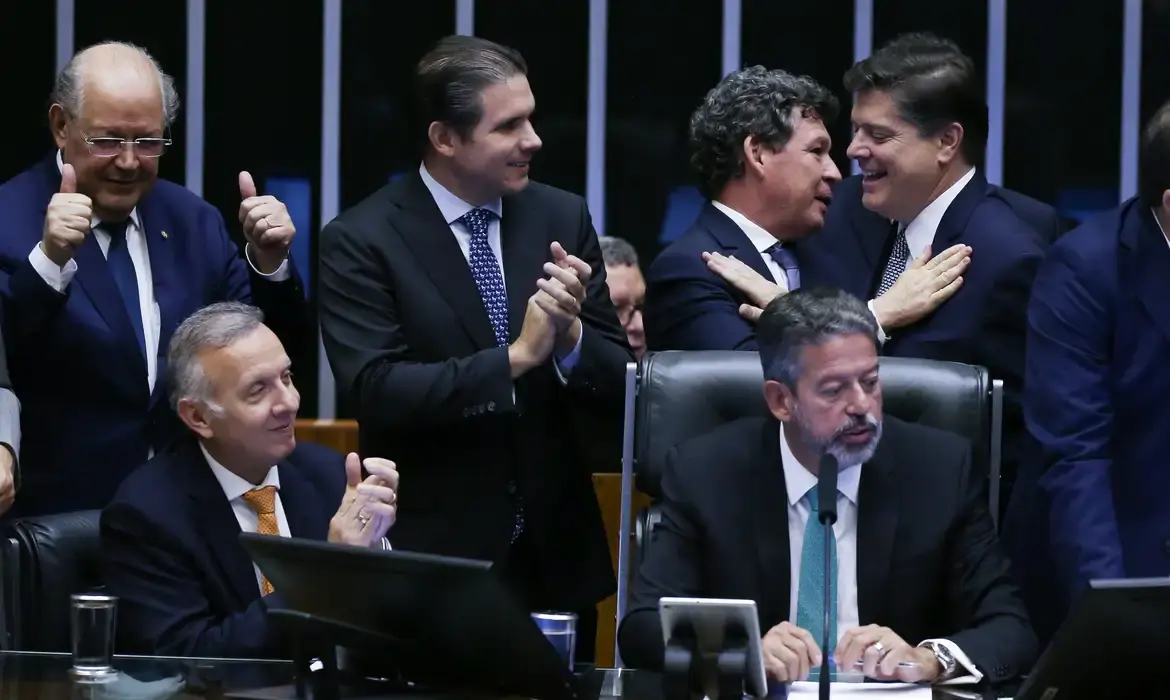 Comissão do congresso aprova relatório do orçamento de 2024