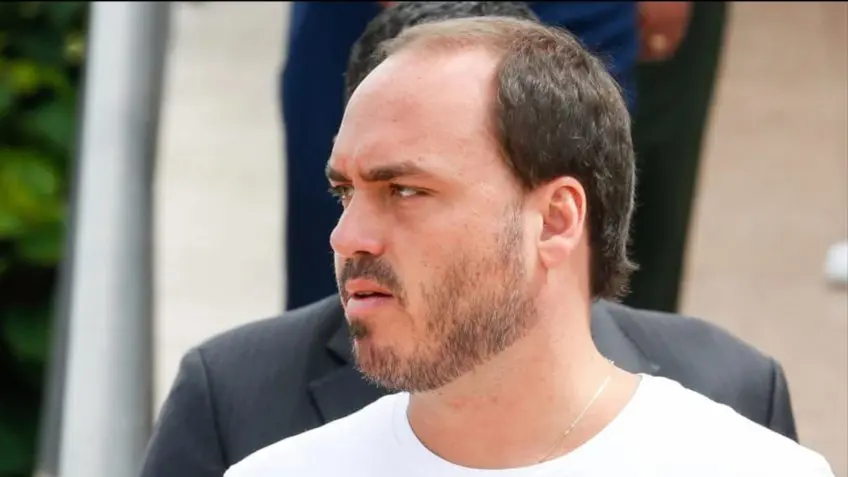 Defesa da legalidade e transparência: Carlos Bolsonaro e a operação da PF