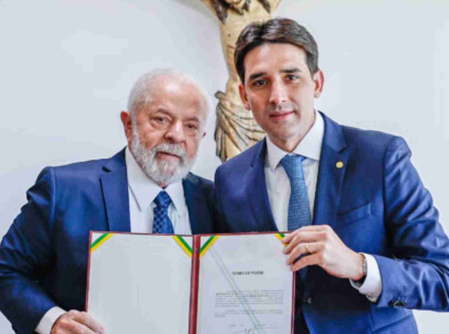 Família do ministro Silvio Costa Filho abastece veículos de sua família com verba da Câmara dos Deputados