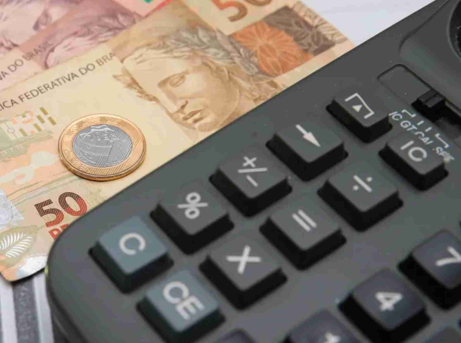 Mercado reduz previsão para inflação e dólar em 2024, vê balança comercial mais alta