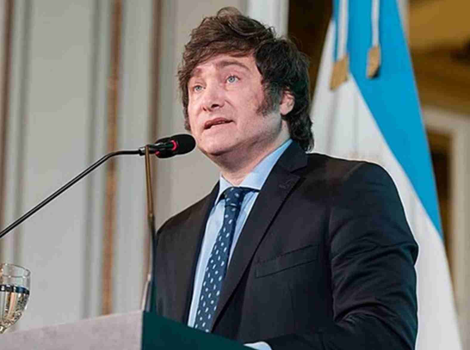 Em trajeto para Davos, Milei tira selfies e critica 'agenda socialista'