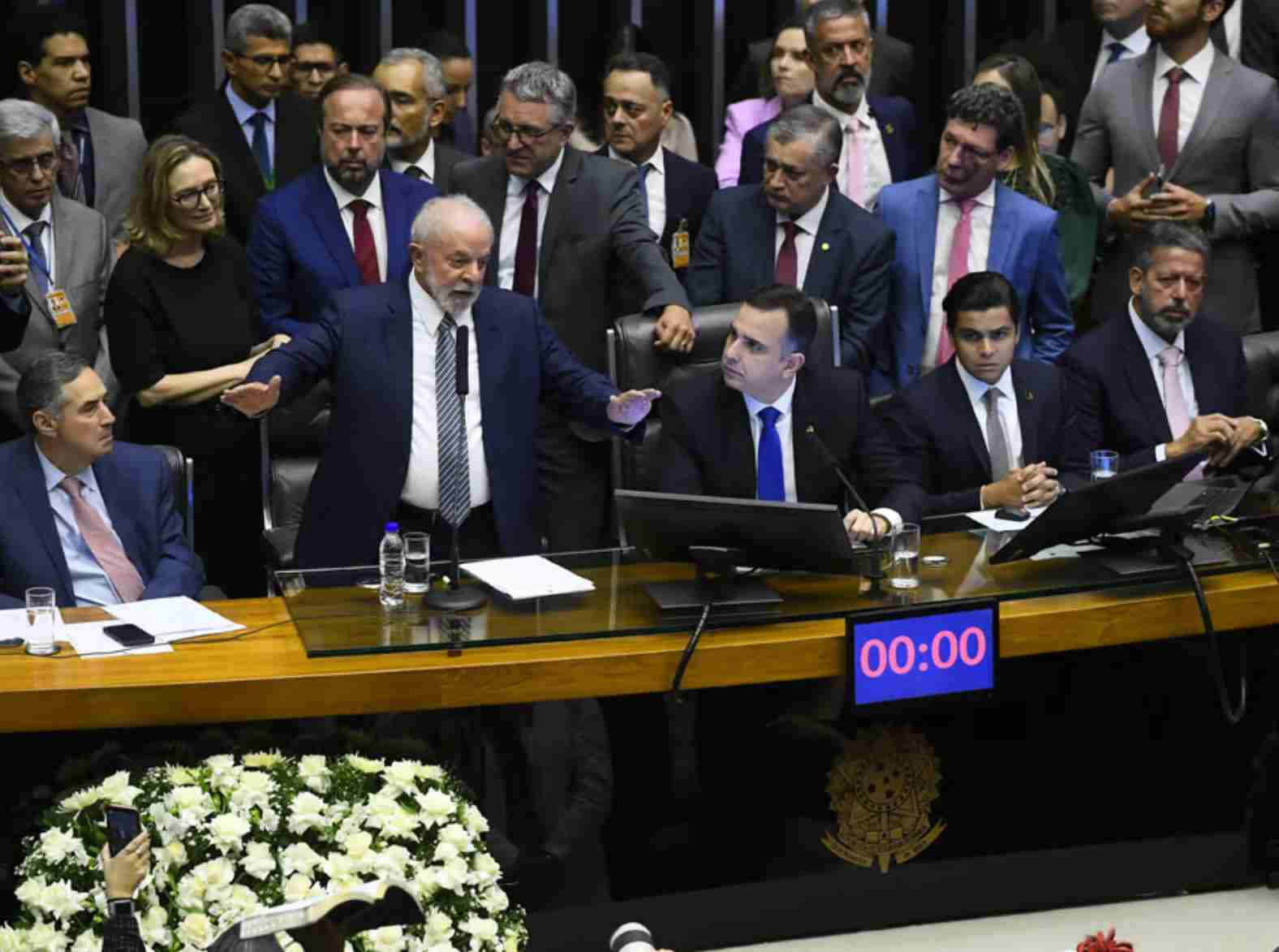 Entre a “democracia inabalada” e a “ditadura comunista”