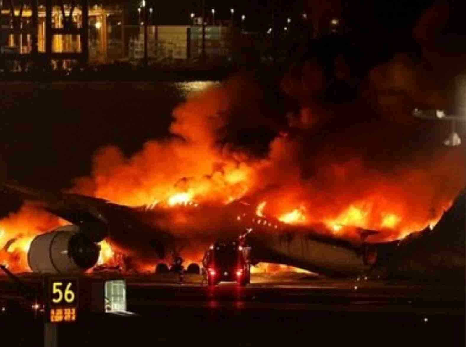 Avião com 367 passageiros colide com aeronave no Japão e pega fogo
