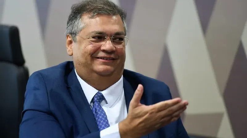 Dino mente sobre Lula e PF, mas não engana conservadores