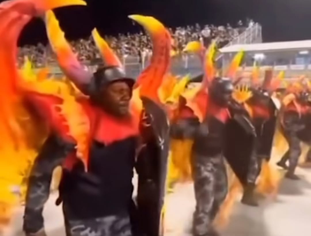 Policiais são demonizados em desfile e bandidos são tratados como vítimas da sociedade