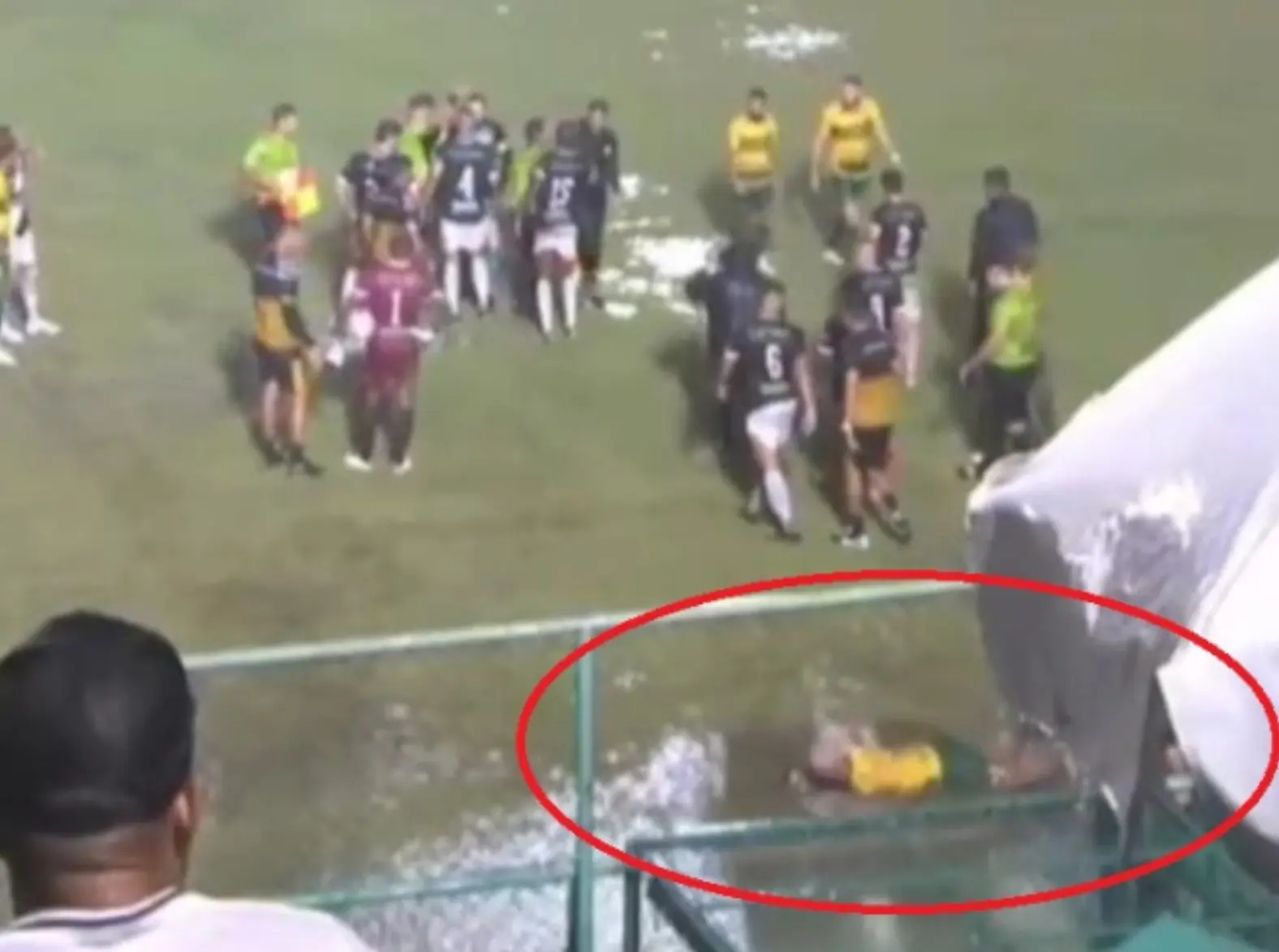 Deyverson expressa indignação e simula nado em campo alagado