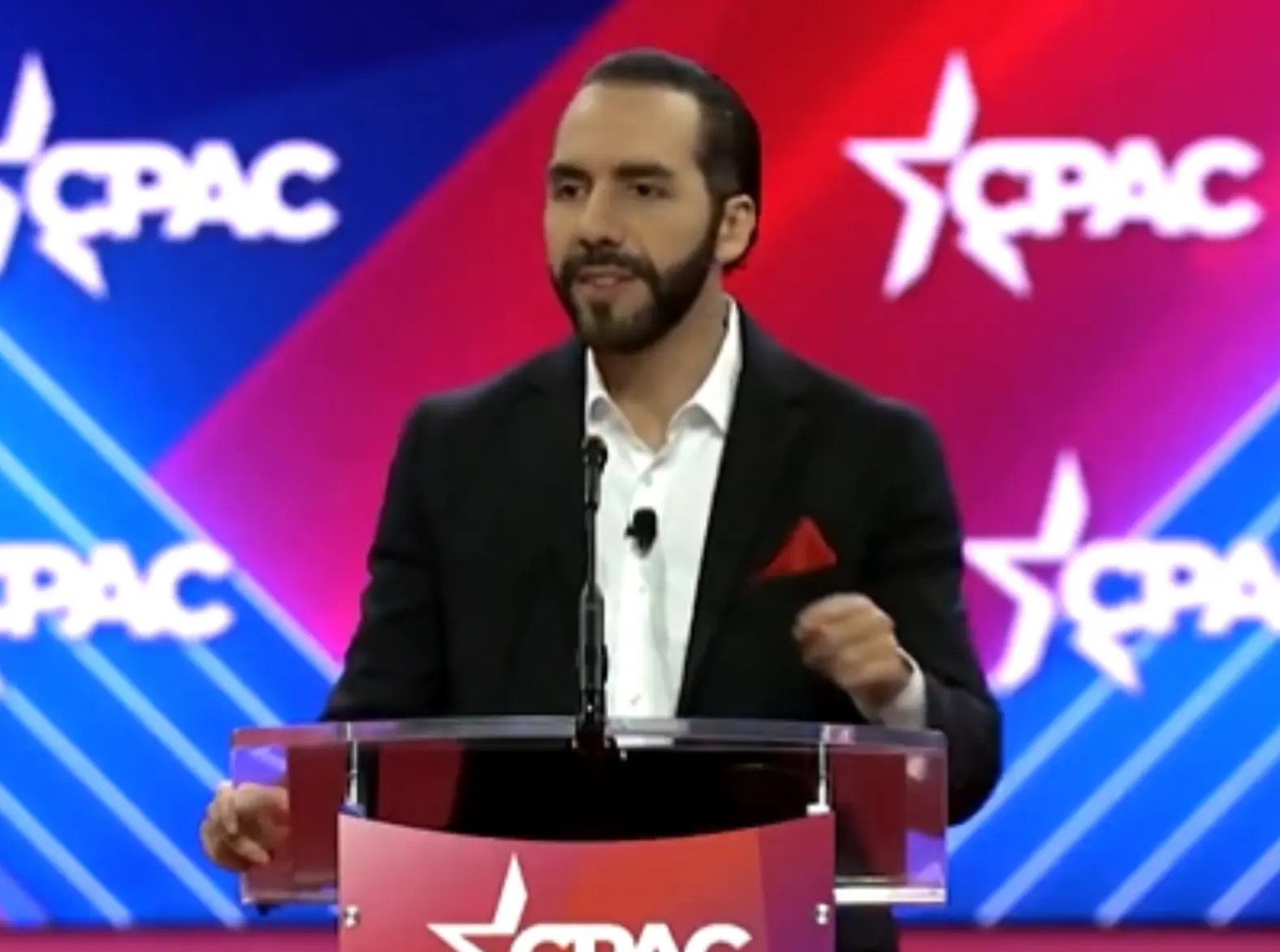 Nayib Bukele confronta George Soros em discurso na CPAC