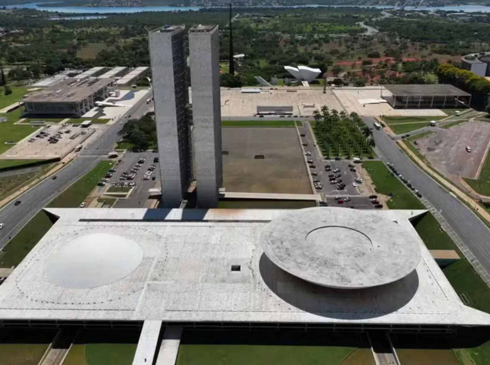 Possível fim da reeleição leva à articulação para 'esticar' mandatos de deputados e senadores