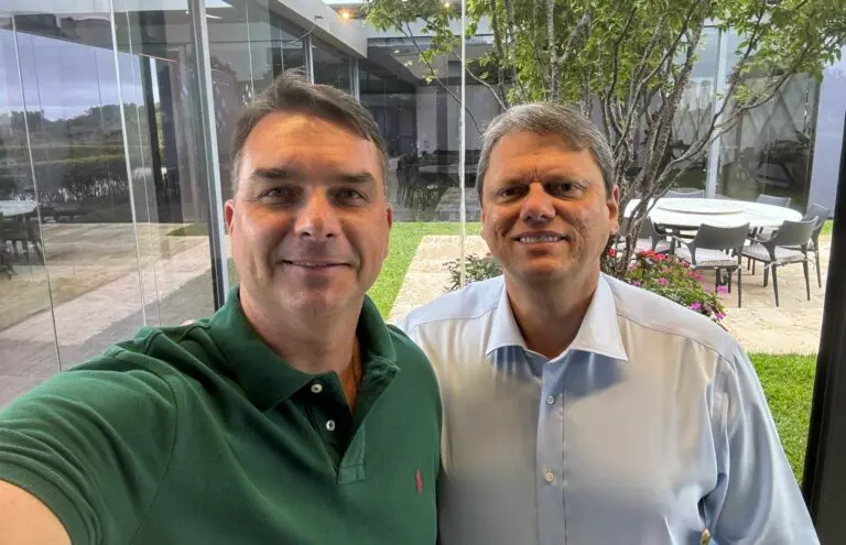 “Lula deve ter inveja danada de o Tarcísio ser Bolsonaro”, diz Flávio