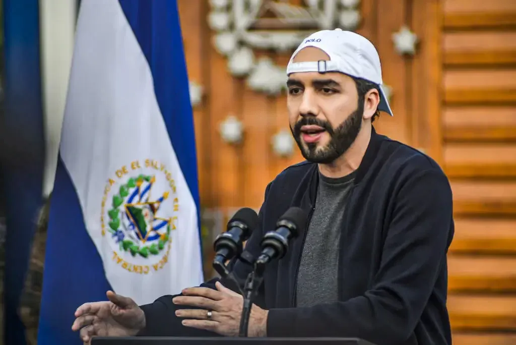 Por que opositores e comunidade internacional acusam Nayib Bukele em meio às eleições deste domingo