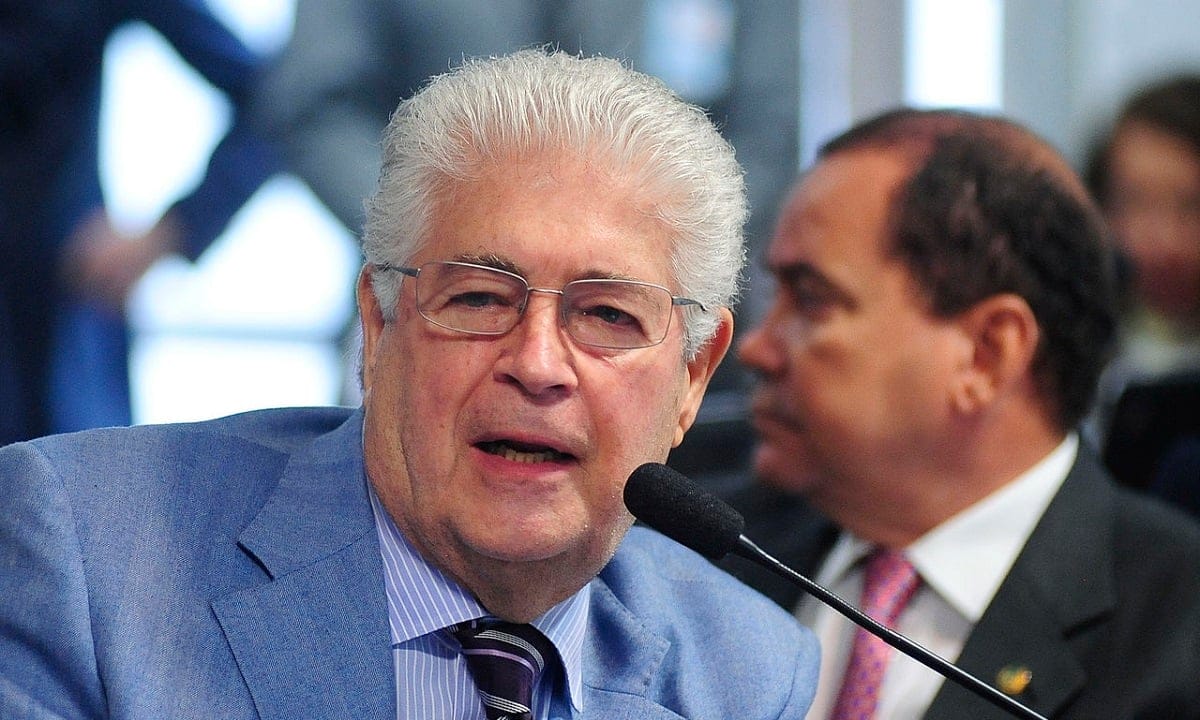 Requião anuncia desfiliação do PT com críticas aos rumos do partido