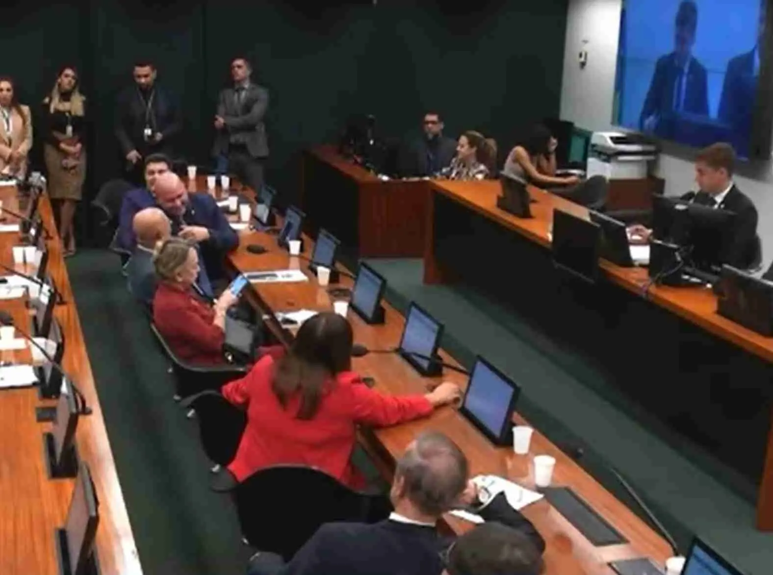 Comissão de Educação marcada por ofensas contra cristãos e a Nikolas Ferreira
