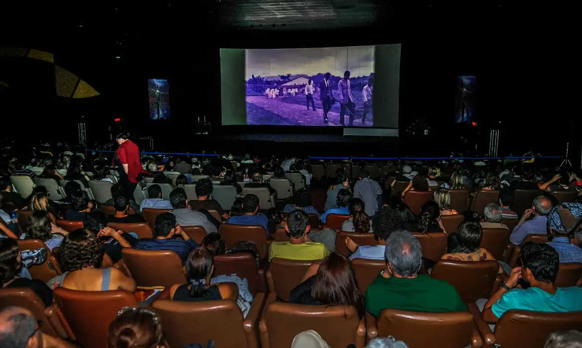 Lula sanciona leis de cotas no cinema e na TV paga, desafiando a escolha do público
