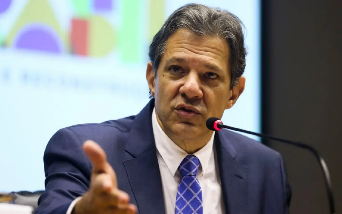Com juros da dívida, rombo fiscal se aproxima de R$ 1 trilhão