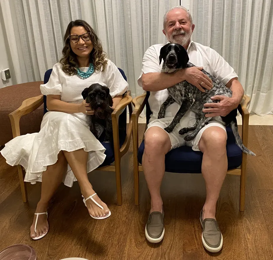 A fim de recuperar popularidade, Lula vai levar cachorro dos brasileiros para passear