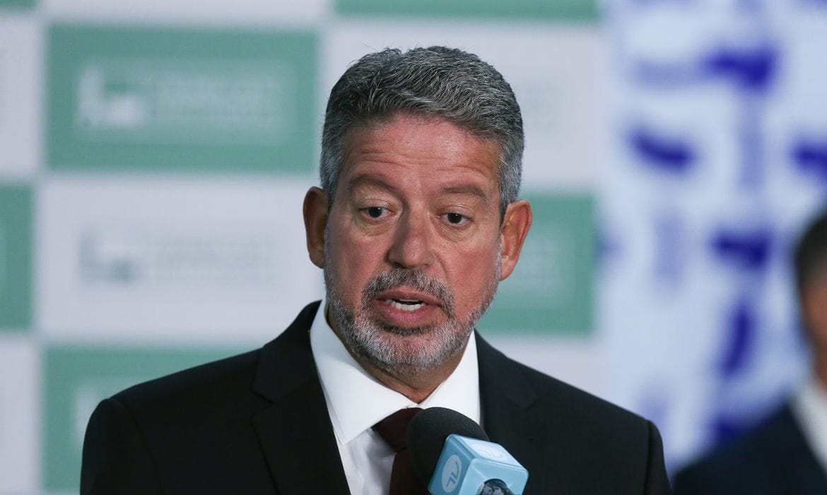 Lira diz que STF tem cometido “excessos” e passado a legislar