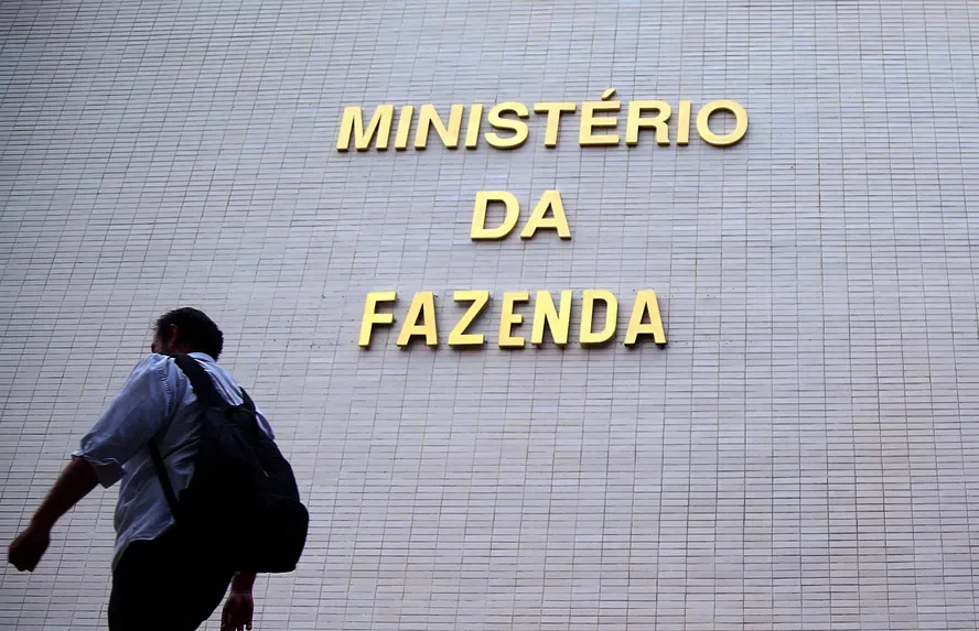 Com mudança no arcabouço, país levará dez anos para voltar ao patamar atual de dívida/PIB