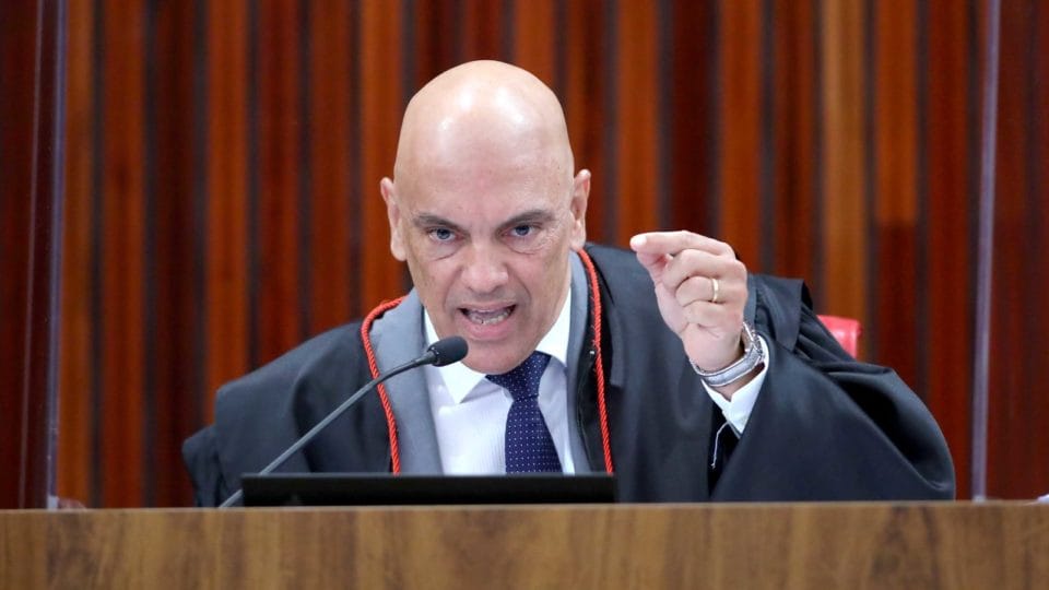 Moraes ordenou suspensão de conteúdo, no X/Twitter, 27 vezes com base em órgão criado por ele mesmo