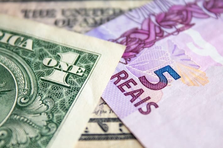 Dólar cai no Brasil em dia de ajustes de preços e alta do minério de ferro