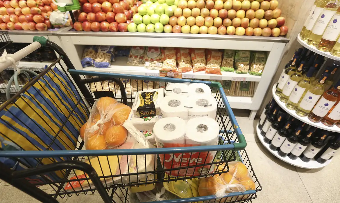 Brasileiros estão sentindo no bolso e 79% dizem que preço dos alimentos aumentou