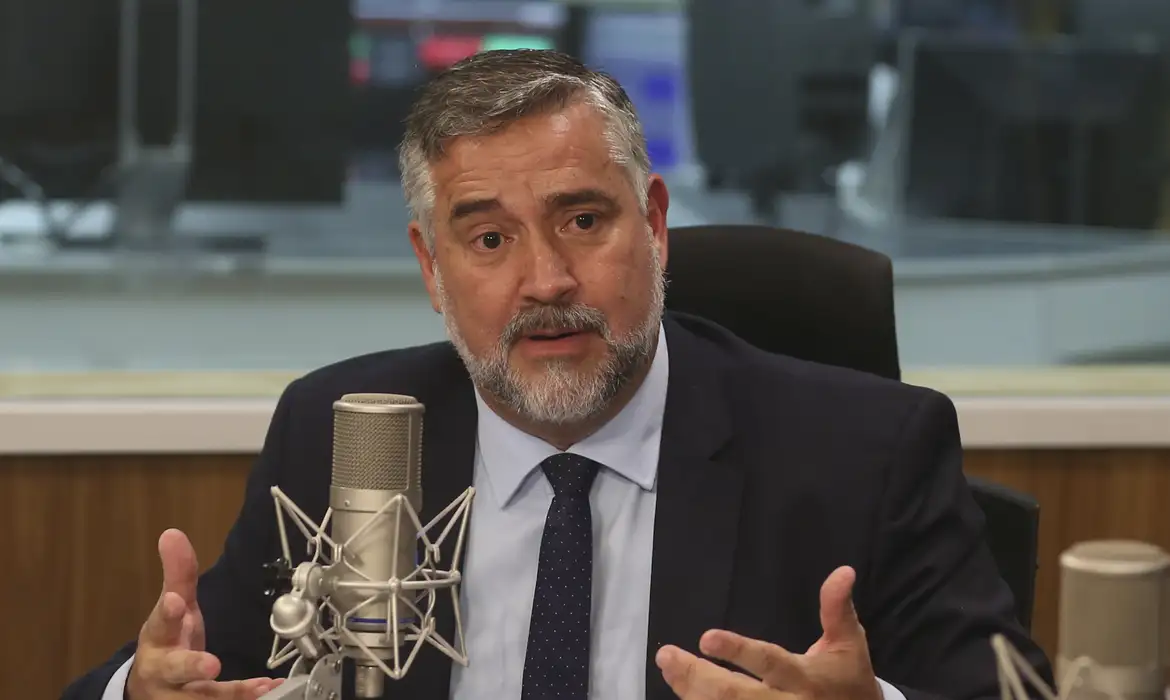 Conexões do PT decidem vencedores de licitação milionária para combate às 'Fake News'