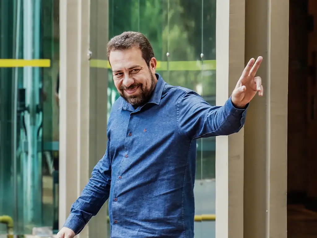 TRE determina remoção de posts de Boulos: Ataques a Nunes barrados