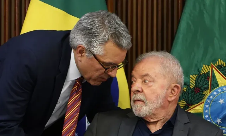 Bastidores: Padilha foi ‘fritado’ na última reunião de Lula, diz site