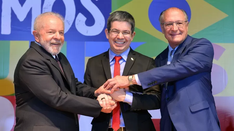 Sem partido há 1 ano, Randolfe adia entrada no PT e incomoda na articulação