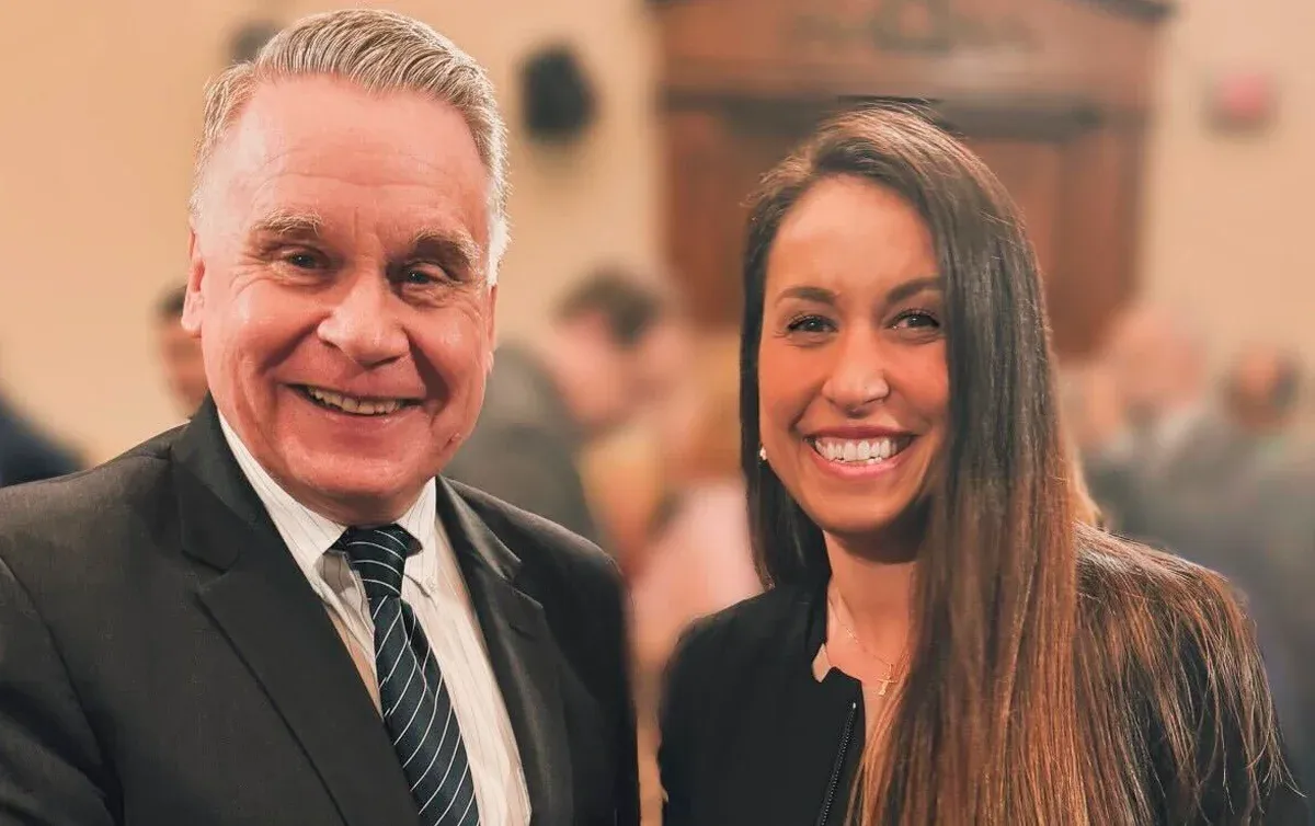 Juíza que se declarou exilada reaparece ao lado de Chris Smith: ‘Aliado contra a ditadura de Moraes’