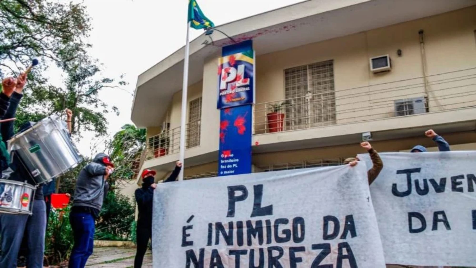 MST vandaliza sede do PL-SP em ato contra “Pacote da Destruição”