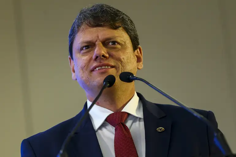 Tarcísio de Freitas defende escolas cívico-militares contra ação do PSOL