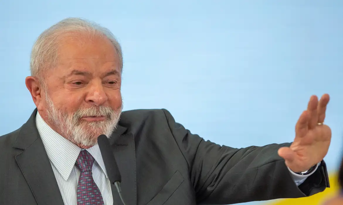 Lula se vacinou contra dengue na rede privada sem divulgação e antes da campanha do SUS, diz jornal