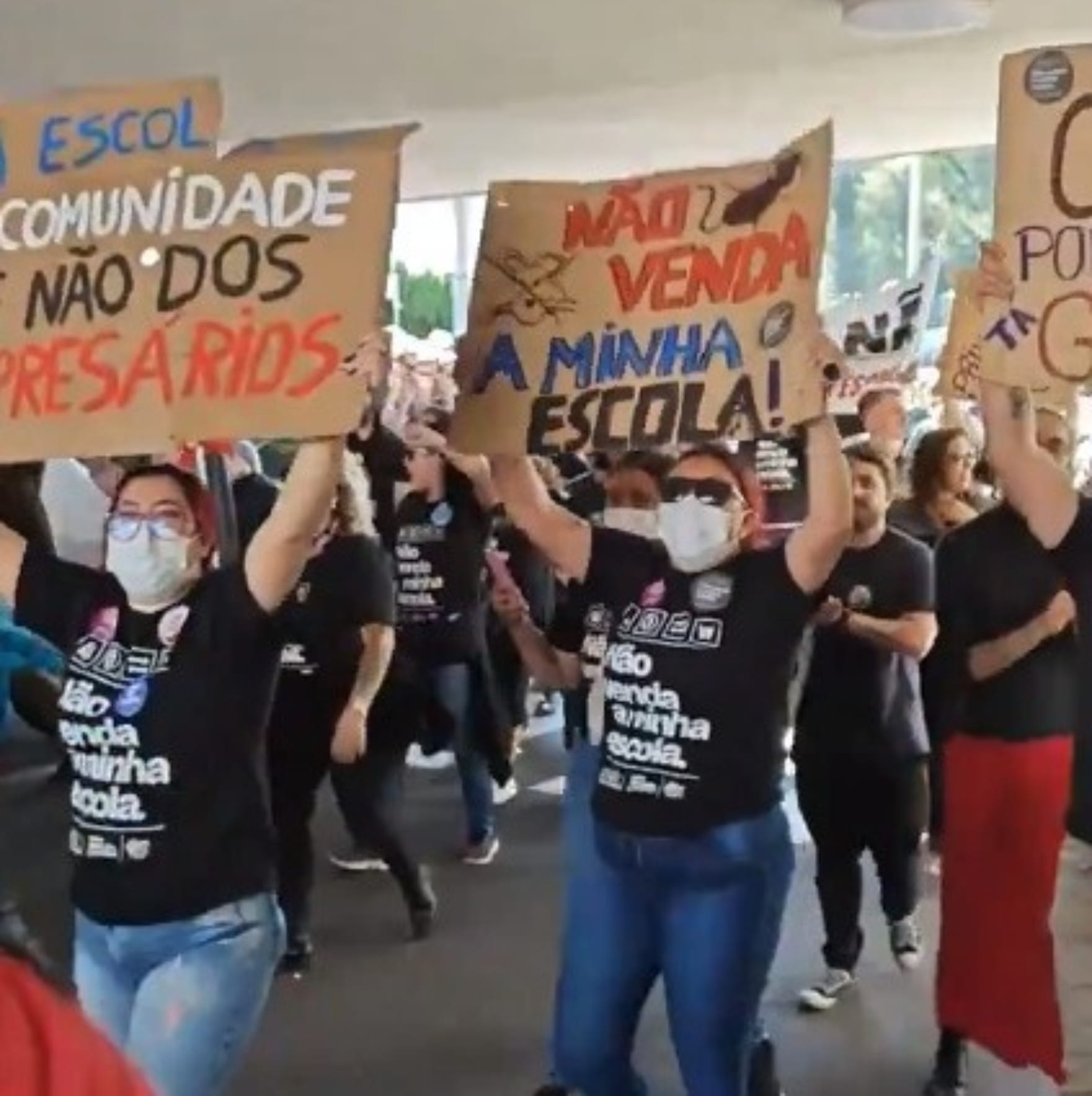 Terrorismo na Assembleia Legislativa: Sindicatos invadem e vandalizam plenário