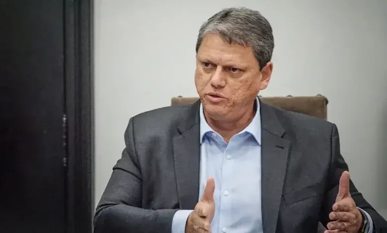 Tarcísio de Freitas elogia Polícia Civil por prisão de dez suspeitos na operação contra PCC