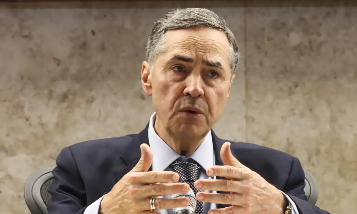 Barroso minimiza críticas de Lula ao STF: ‘liberdade de expressão’