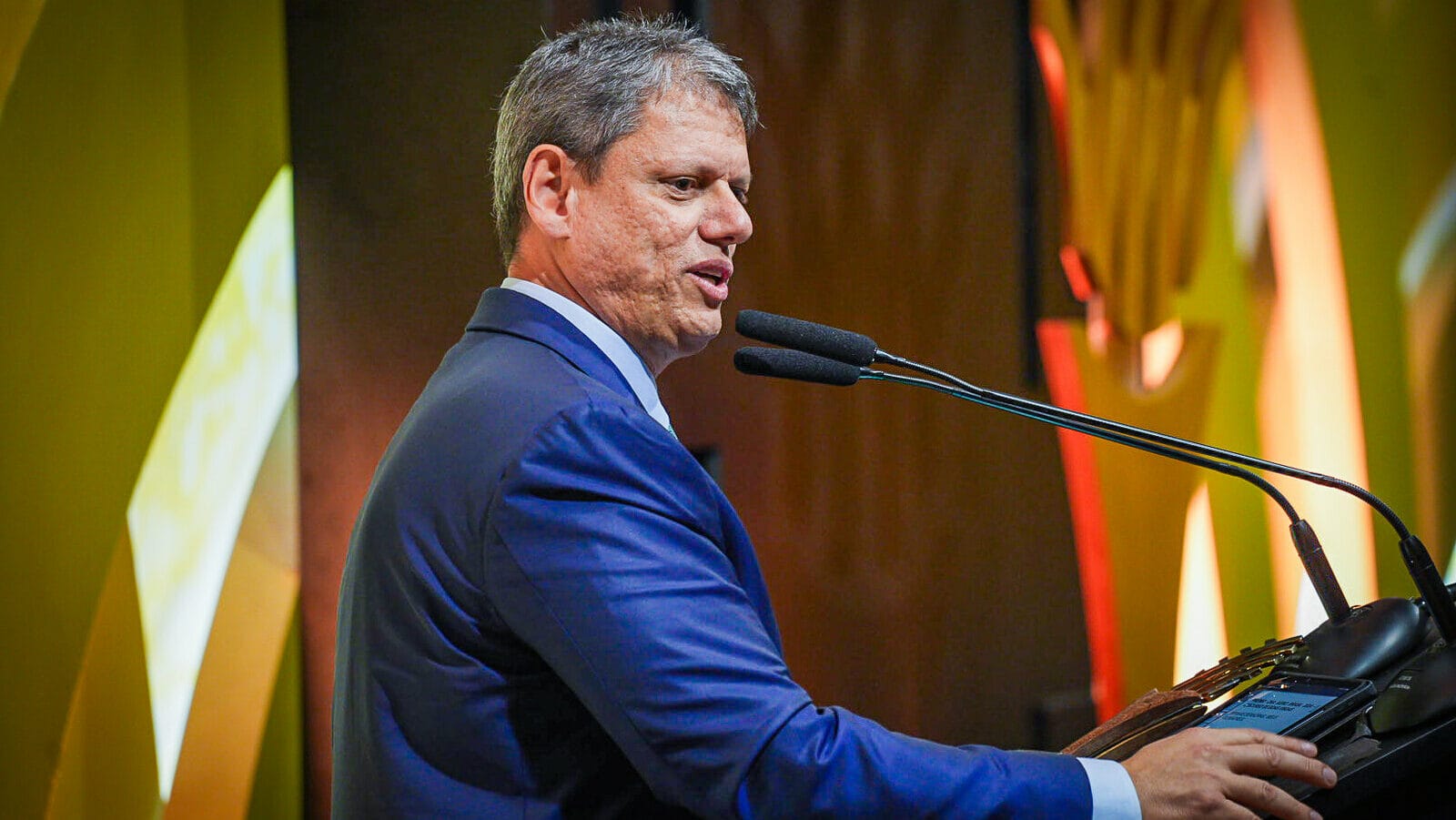Tarcísio aponta viés eleitoral no governo Lula e cobra foco em pautas essenciais