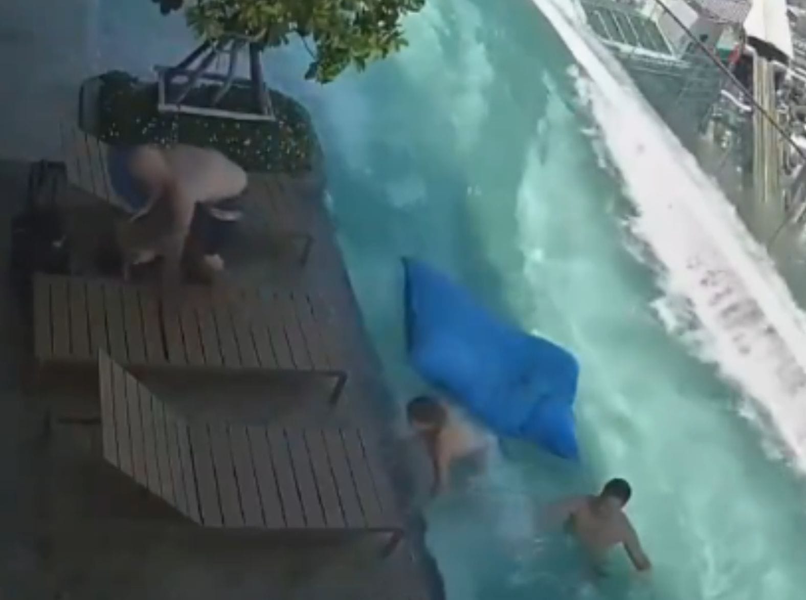 Terremoto em Mianmar faz piscinas transbordarem de arranha-céus