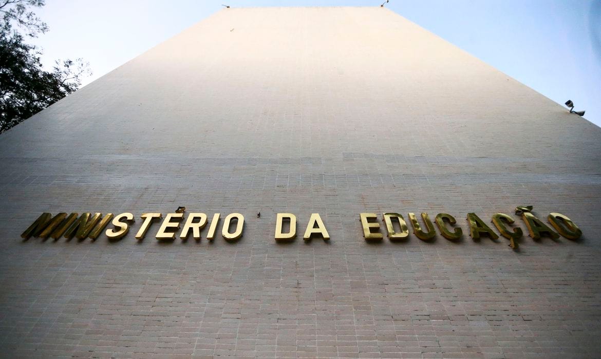 Contratação de empresa com histórico questionável gera controvérsia