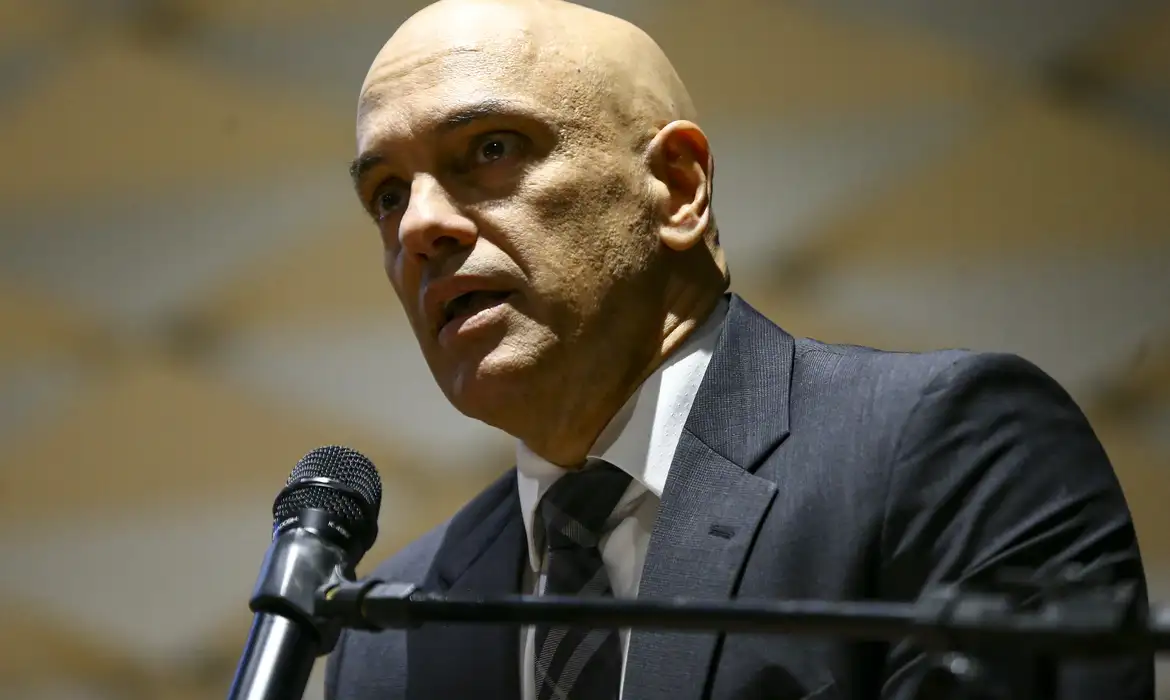 Moraes ignora o Senado e se cala sobre escândalo envolvendo PCC