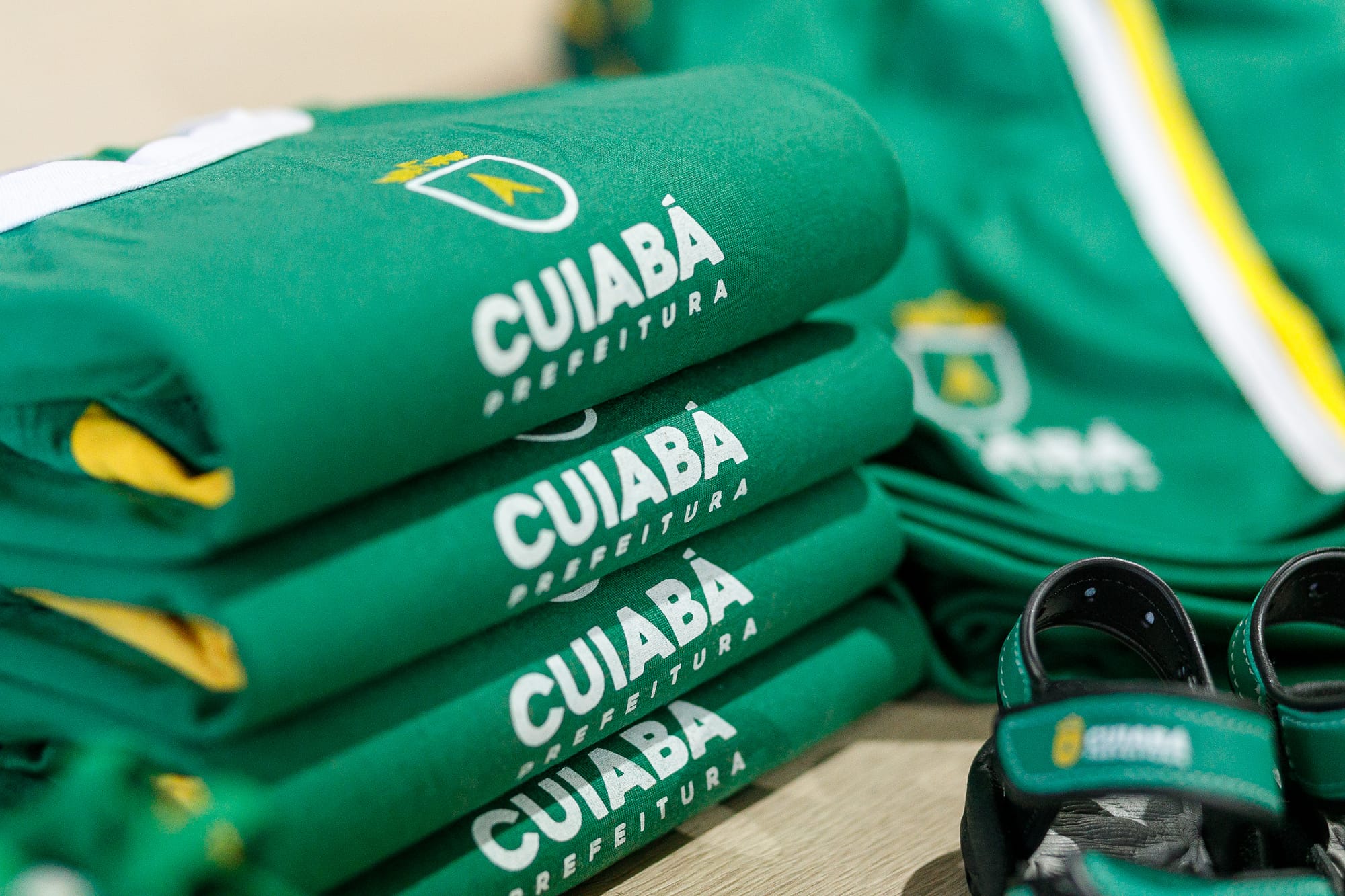 Prefeitura de Cuiabá entrega uniformes e reforça compromisso com a educação