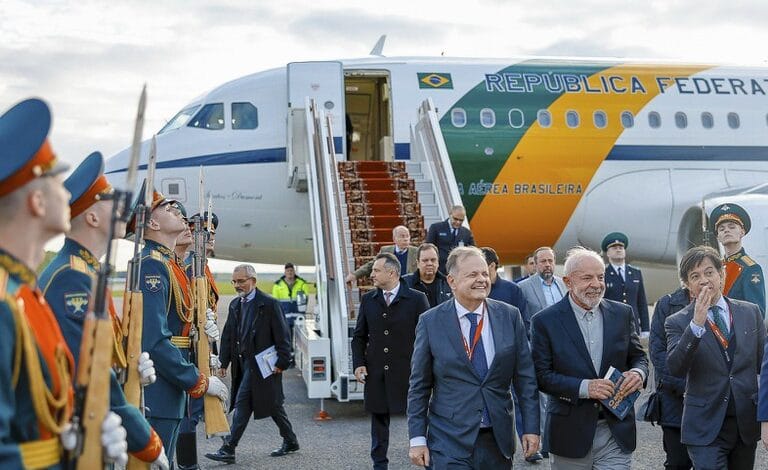 Lula leva comitiva inchada à Rússia e China e ignora prestação de contas