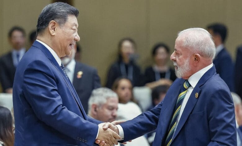 Lula pede ajuda à ditadura chinesa e agrava suspeita de censura no Brasil