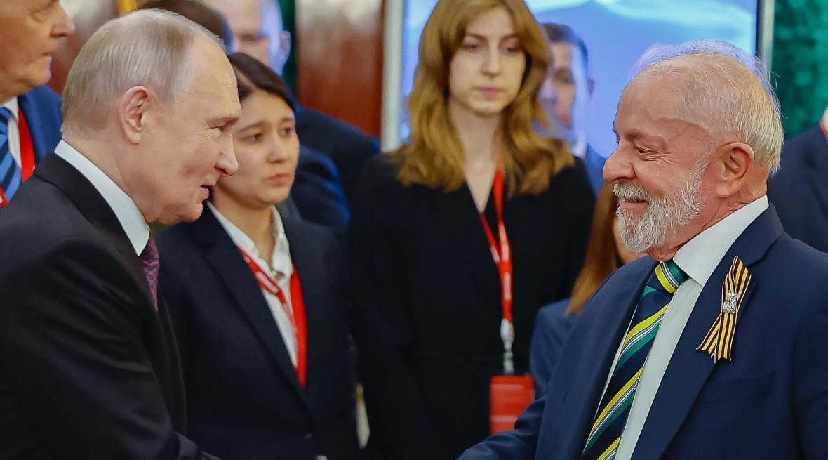 Lula usa símbolo polêmico em cerimônia militar na Rússia