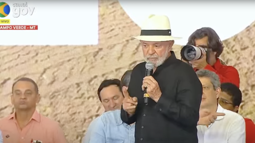 Lula insiste em regular redes sociais e cita modelo de controle estatal