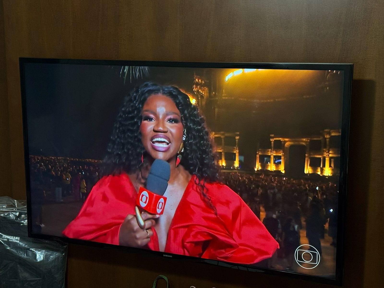 Globo chama atenção com microfone vermelho