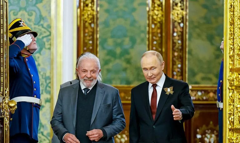 Lula envergonha o Brasil e evita Trump, mas corre para os braços de Putin