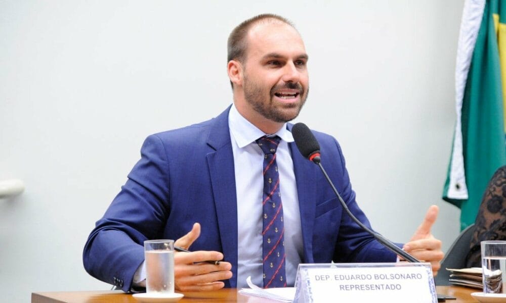 PF é autorizada por Moraes a monitorar redes de Eduardo Bolsonaro