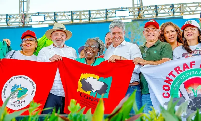 Governo Lula se ajoelha ao MST e prestigia evento após novas invasões