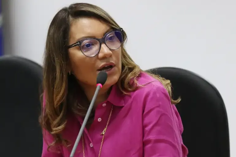Governo tenta silenciar críticas sobre Janja em missão na Rússia