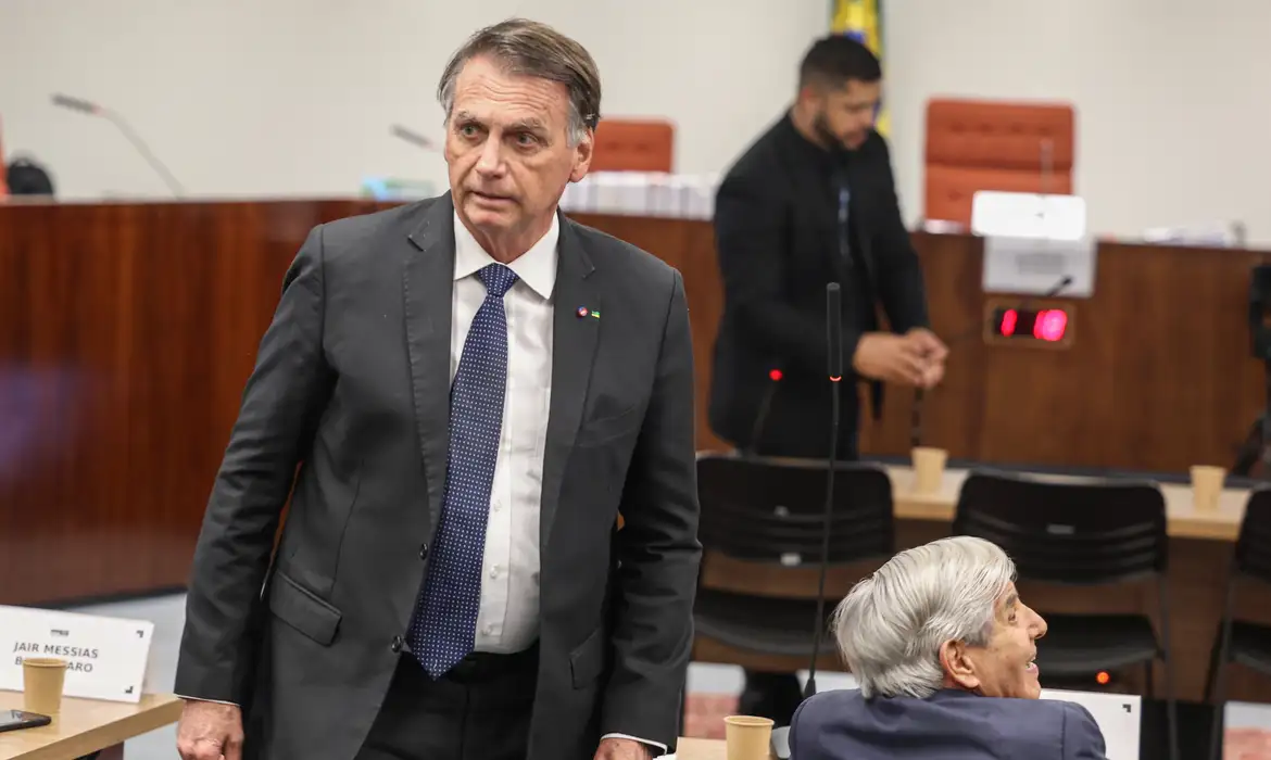 Defesa de Bolsonaro contesta provas e cogita novas diligências